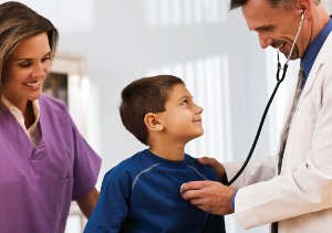 Детские страхи: что делать если ребенок боится врачей